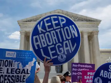 Carteles de una manifestación a favor del aborto legal en Estados Unidos.