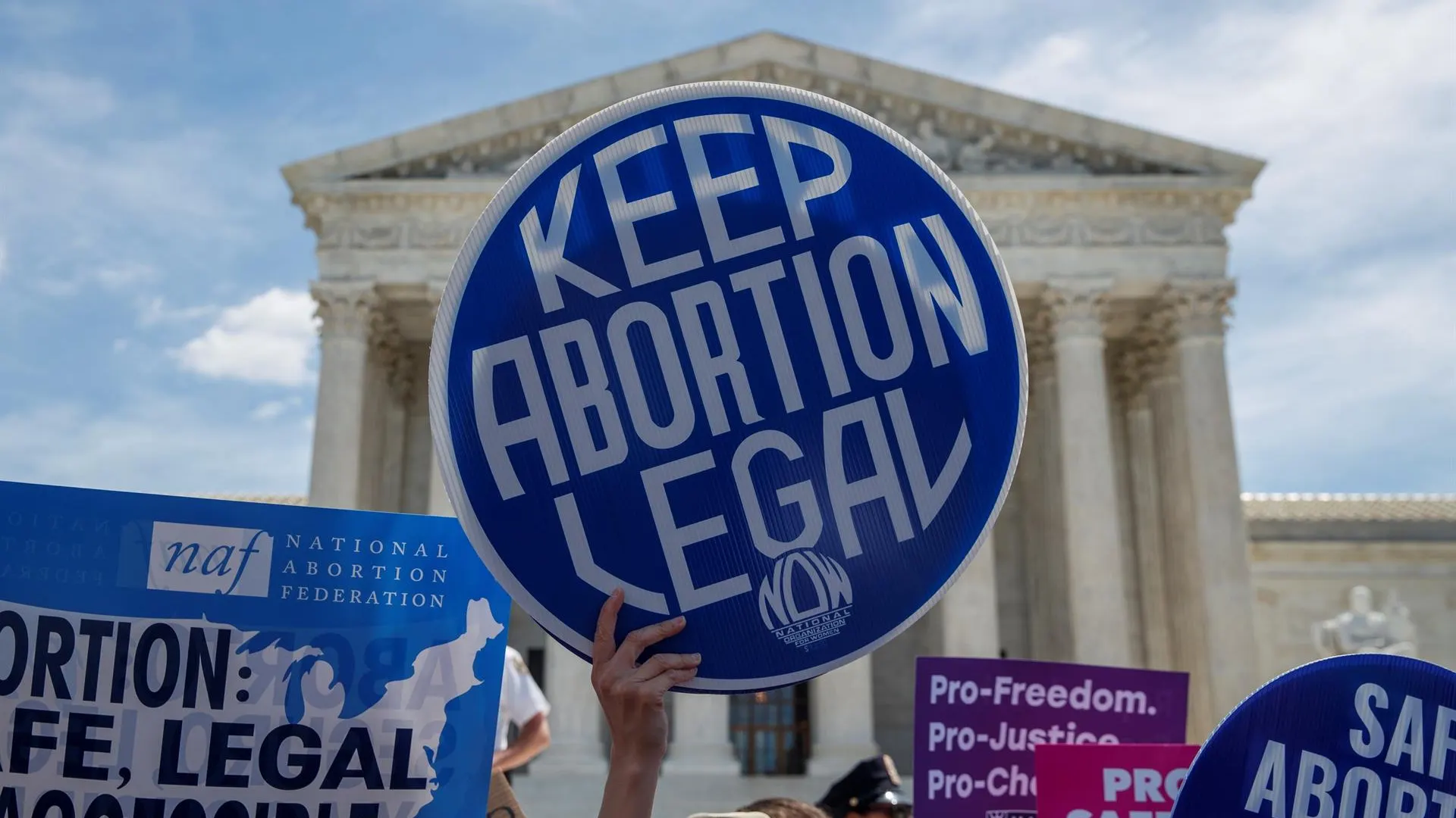 Carteles de una manifestación a favor del aborto legal en Estados Unidos.