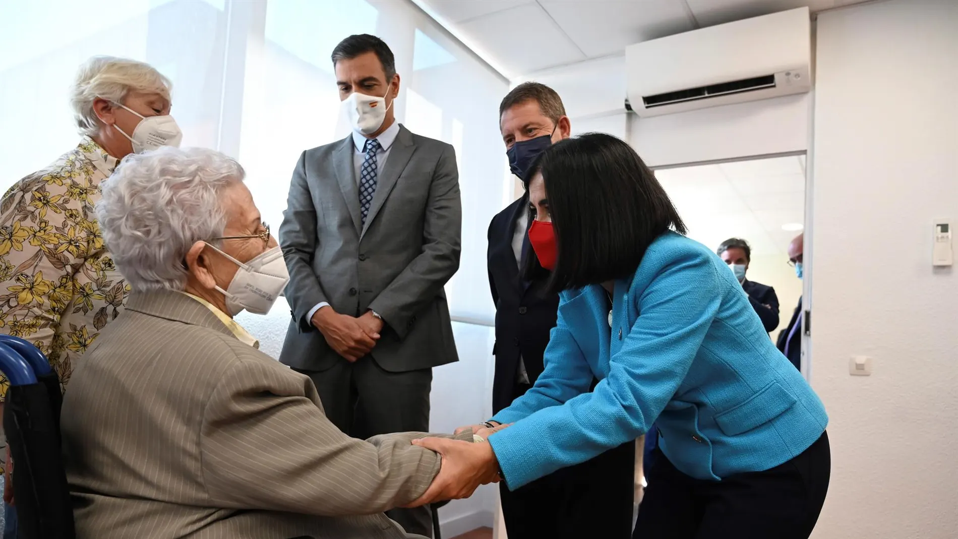 Sánchez y Darias saludan a Araceli, la primera vacunada contra el COVID en España