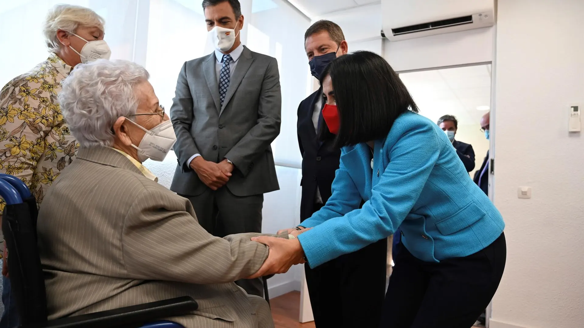 Sánchez y Darias saludan a Araceli, la primera vacunada contra el COVID en España