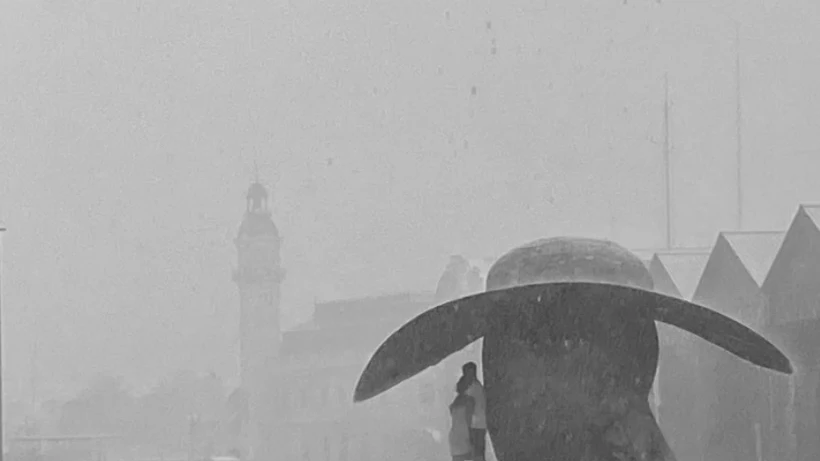 En busca de la pareja fotografiada en Valencia refugiados bajo una escultura en mitad de la tormenta 