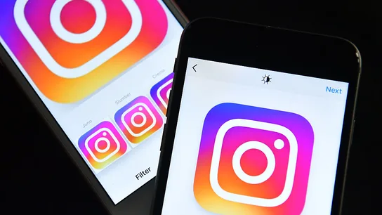 Logo de Instagram en un móvil Logo de Instagram en un móvil