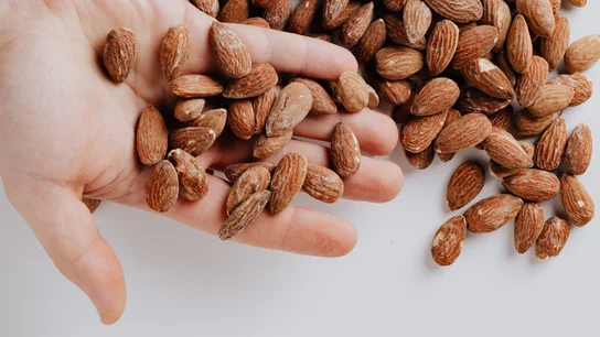 Cómo tostar almendras fácil y rápido en el horno Cómo tostar almendras fácil y rápido en el horno