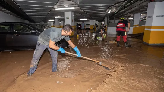 Trabajadores del Ayuntamiento de Águilas achican agua del garaje de un hotel. Trabajadores del Ayuntamiento de Águilas achican agua del garaje de un hotel.
