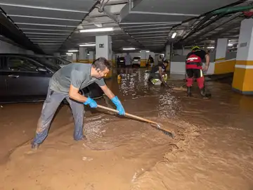  Trabajadores del Ayuntamiento de Águilas achican agua del garaje de un hotel.