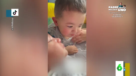 La inesperada reacción de un niño pequeño al conocer a su nuevo hermanito La inesperada reacción de un niño pequeño al conocer a su nuevo hermanito
