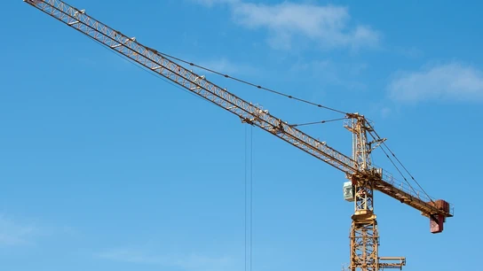 Grúa construcción. Temen sobrecostes y la paralización de las obras