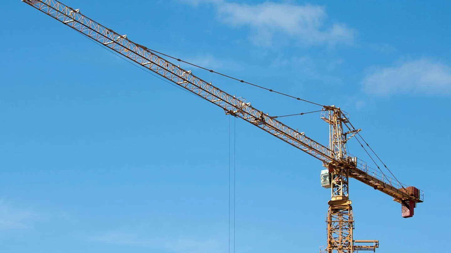Grúa construcción. Temen sobrecostes y la paralización de las obras