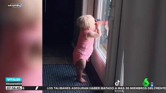 El vídeo viral de la niña que cotillea todo lo que ocurre a su alrededor con unos prismáticos El vídeo viral de la niña que cotillea todo lo que ocurre a su alrededor con unos prismáticos