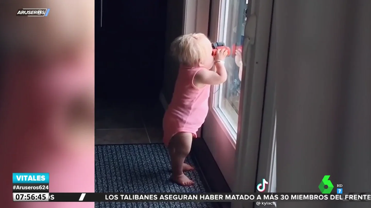 El vídeo viral de la niña que cotillea todo lo que ocurre a su alrededor con unos prismáticos El vídeo viral de la niña que cotillea todo lo que ocurre a su alrededor con unos prismáticos