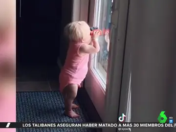 El vídeo viral de la niña que cotillea todo lo que ocurre a su alrededor con unos prismáticos