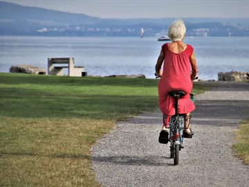 Señora mayor disfrutando de un paseo en bicicleta Señora mayor disfrutando de un paseo en bicicleta