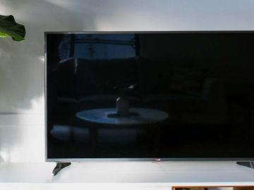 Smart TV en una mesa