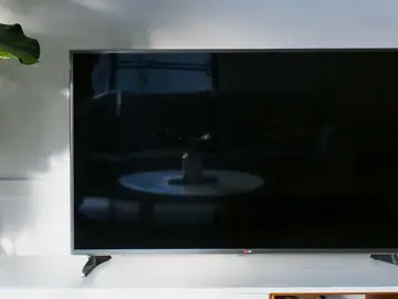 Smart TV en una mesa Smart TV en una mesa