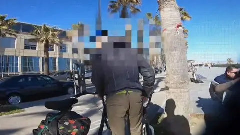 La trampa para cazar a ladrones de bicicletas que creó un youtuber en Barcelona La trampa para cazar a ladrones de bicicletas que creó un youtuber en Barcelona