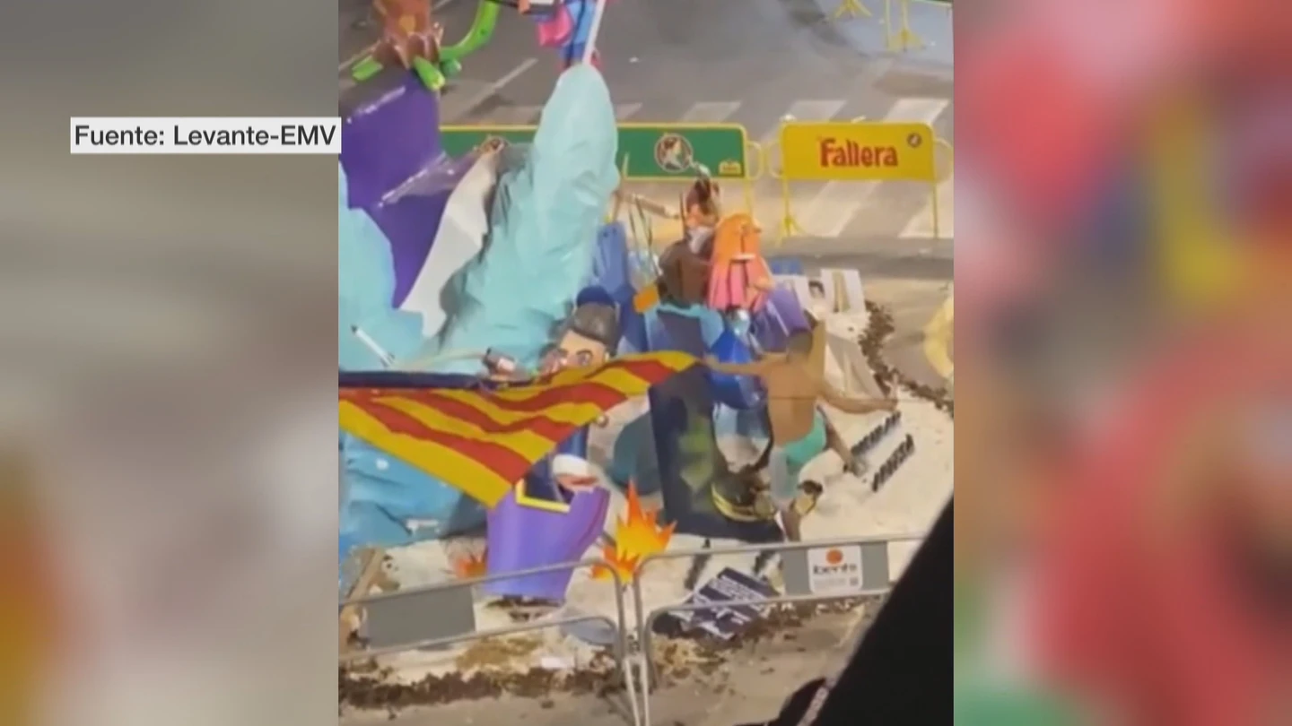 Graban cómo un joven destroza a golpes una falla infantil en Valencia Graban cómo un joven destroza a golpes una falla infantil en Valencia