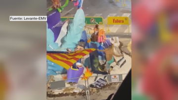 Graban cómo un joven destroza a golpes una falla infantil en Valencia