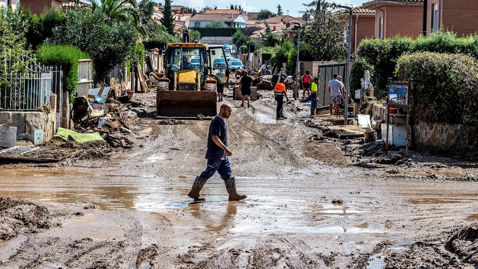 Los vecinos afectados por las inundaciones siguen limpiando sumidos en la desesperación