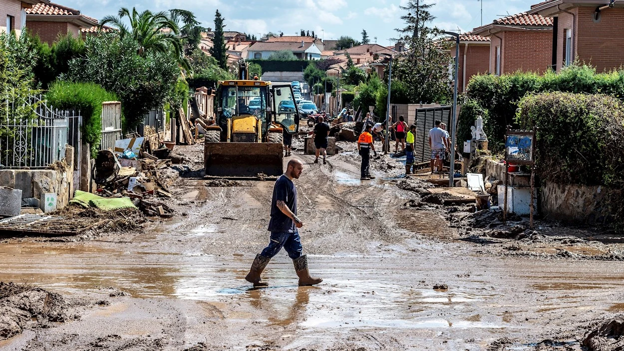 Los vecinos afectados por las inundaciones siguen limpiando sumidos en la desesperación