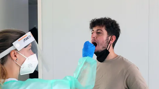 Un joven haciéndose una PCR Un joven haciéndose una PCR