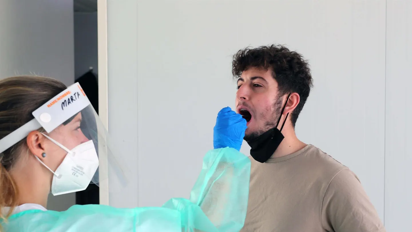 Un joven haciéndose una PCR Un joven haciéndose una PCR