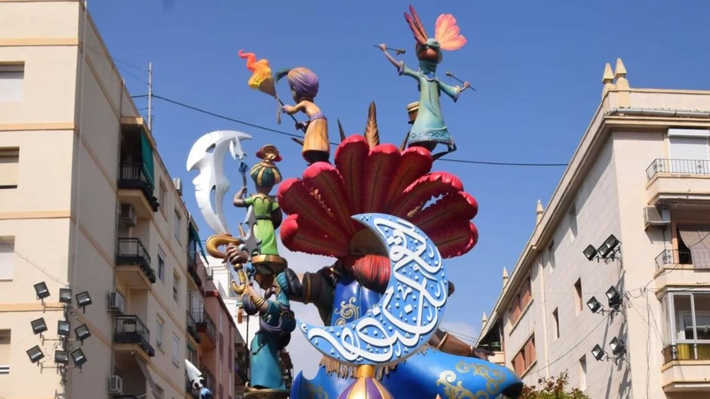 Una comisión fallera salva del fuego la imagen de una mezquita y de una Media Luna a petición de la comunidad musulmana Una comisión fallera salva del fuego la imagen de una mezquita y de una Media Luna a petición de la comunidad musulmana