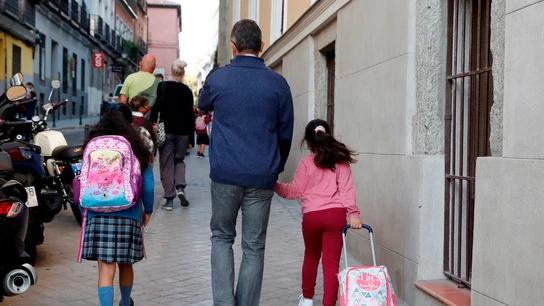 Varios niños asisten a su primer día de colegio en el centro de San Ildefonso de Madrid Varios niños asisten a su primer día de colegio en el centro de San Ildefonso de Madrid