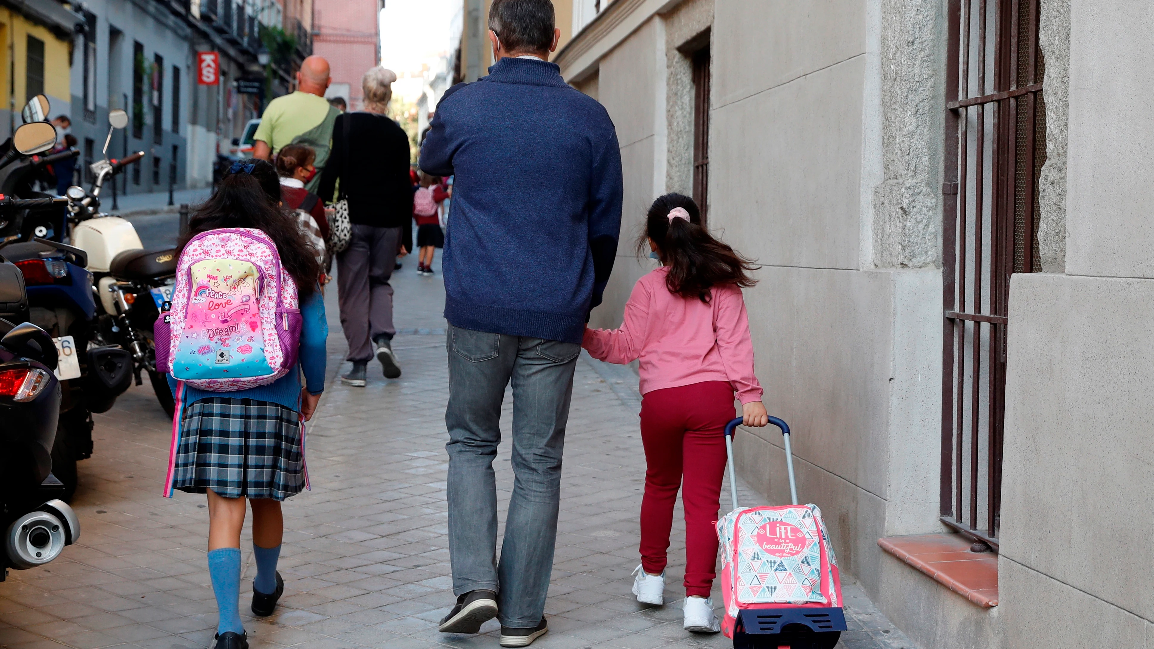 Varios niños asisten a su primer día de colegio en el centro de San Ildefonso de Madrid