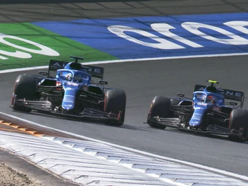 Fernando Alonso, por delante de Esteban Ocon Fernando Alonso, por delante de Esteban Ocon