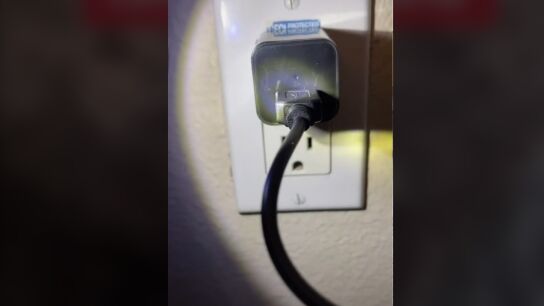 Una c&aacute;mara oculta en una habitaci&oacute;n de Airbnb