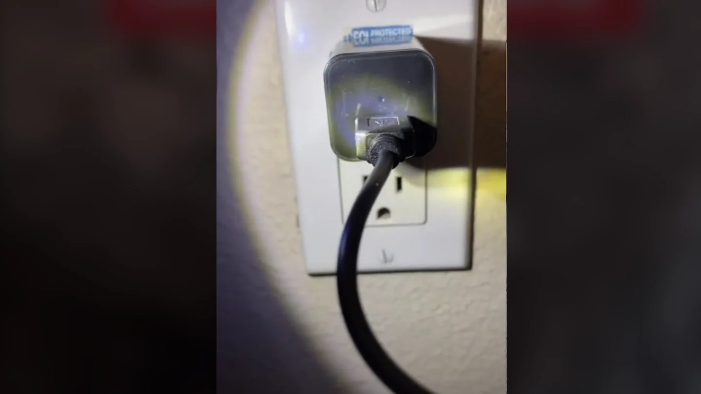 Una cámara oculta en una habitación de Airbnb Una cámara oculta en una habitación de Airbnb