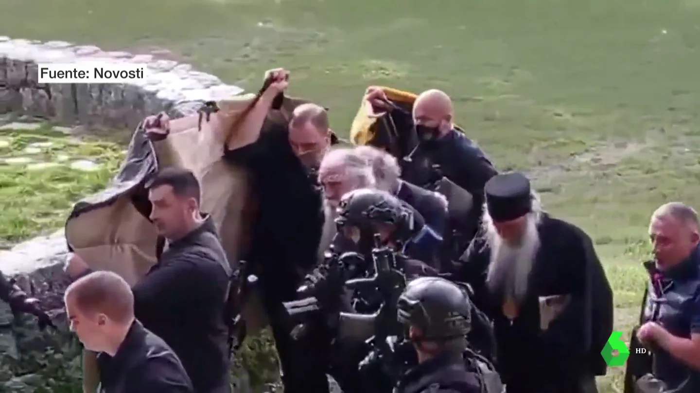 Con chaleco antibalas y en helicóptero: así fue la llegada del polémico nuevo arzobispo metropolitano de Montenegro Con chaleco antibalas y en helicóptero: así fue la llegada del polémico nuevo arzobispo metropolitano de Montenegro