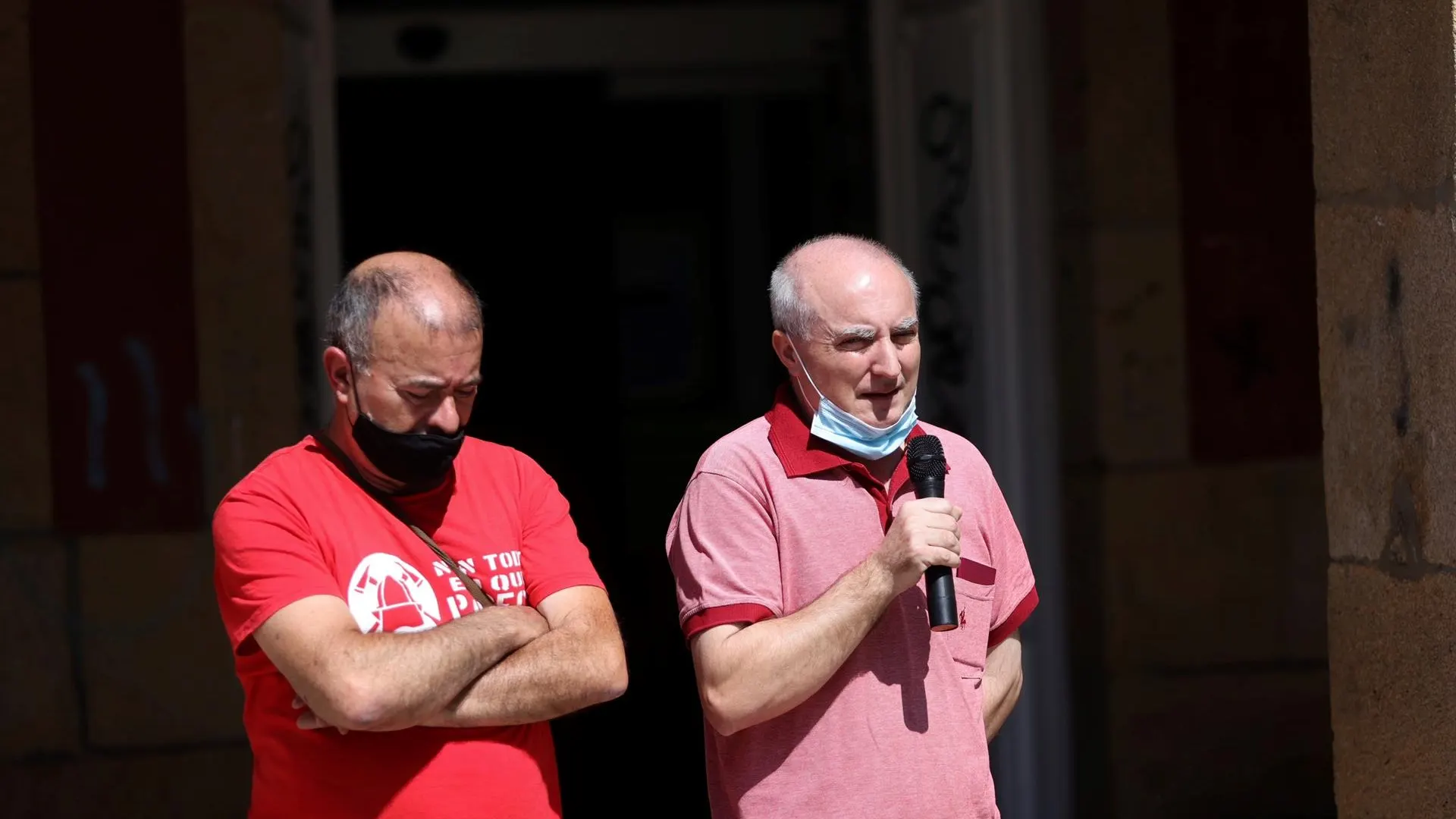 El marinero Pablo Costas protagoniza un pequeño gesto de agradecimiento a sus vecinos de Bueu.