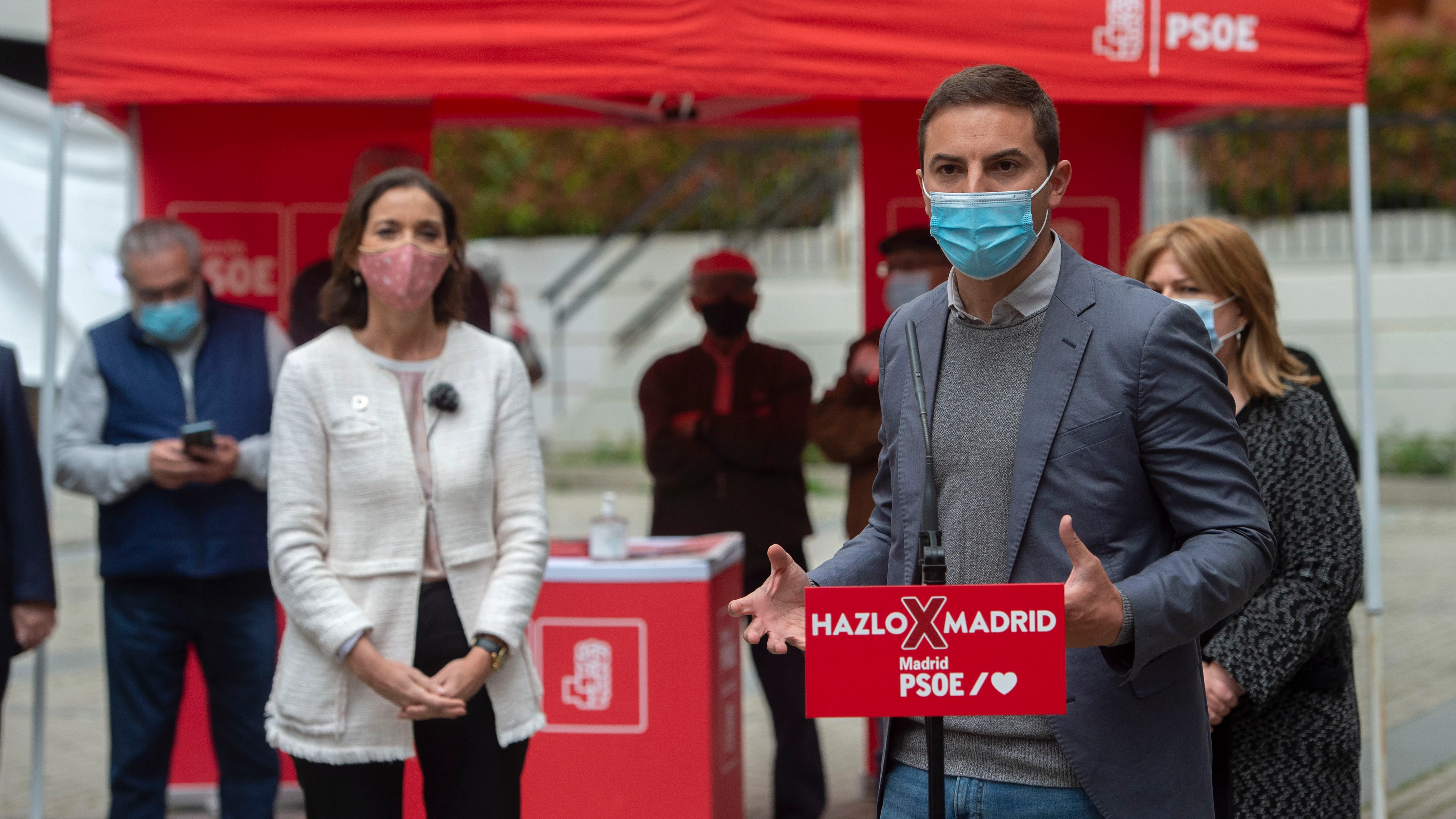 Juan Lobato interviene durante un acto organizado en la Plaza de las Hermandades, el 21 de abril de 2021.