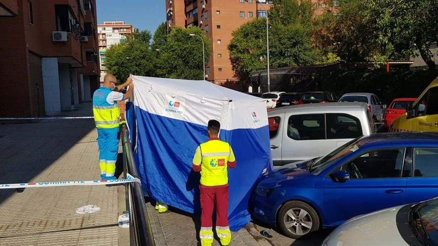 Los sanitarios trabajando en el lugar de los hechos