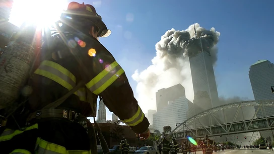 Los bomberos caminan hacia una de las torres antes del colapso tras el impacto de un avión el 11S Los bomberos caminan hacia una de las torres antes del colapso tras el impacto de un avión el 11S