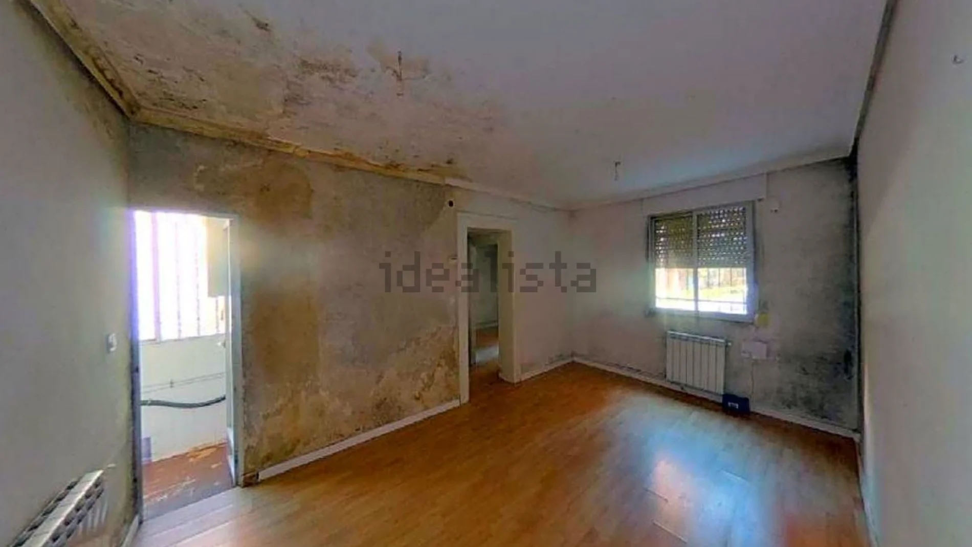 Un piso de 48m² con moho y humedades en Madrid, a la venta en Idealista por 101.000 euros