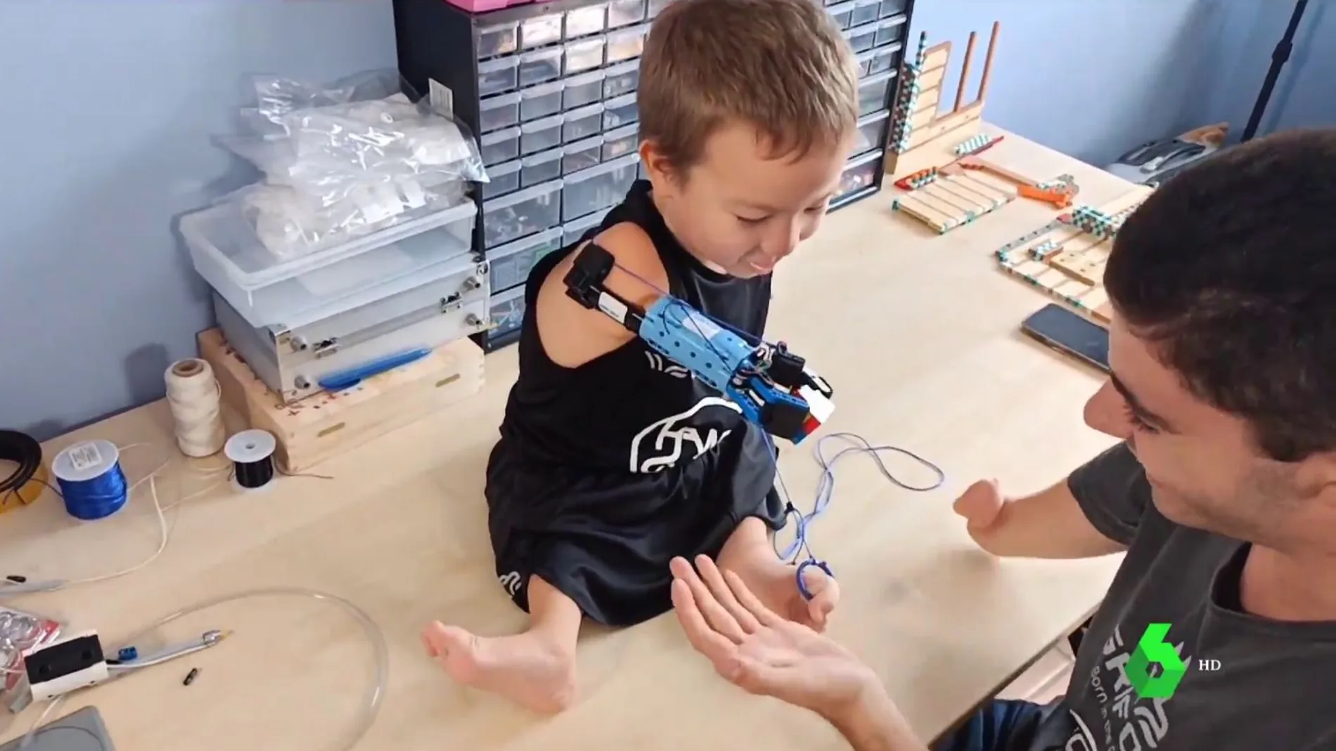 Un joven crea una prótesis de Lego para un niño de ocho años