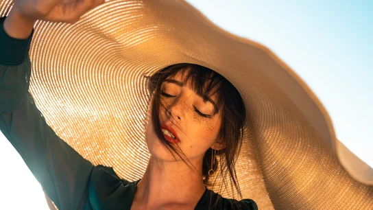 Esas (malditas) manchas solares que salen tras el verano: así puedes tratarlas y prevenirlas Esas (malditas) manchas solares que salen tras el verano: así puedes tratarlas y prevenirlas