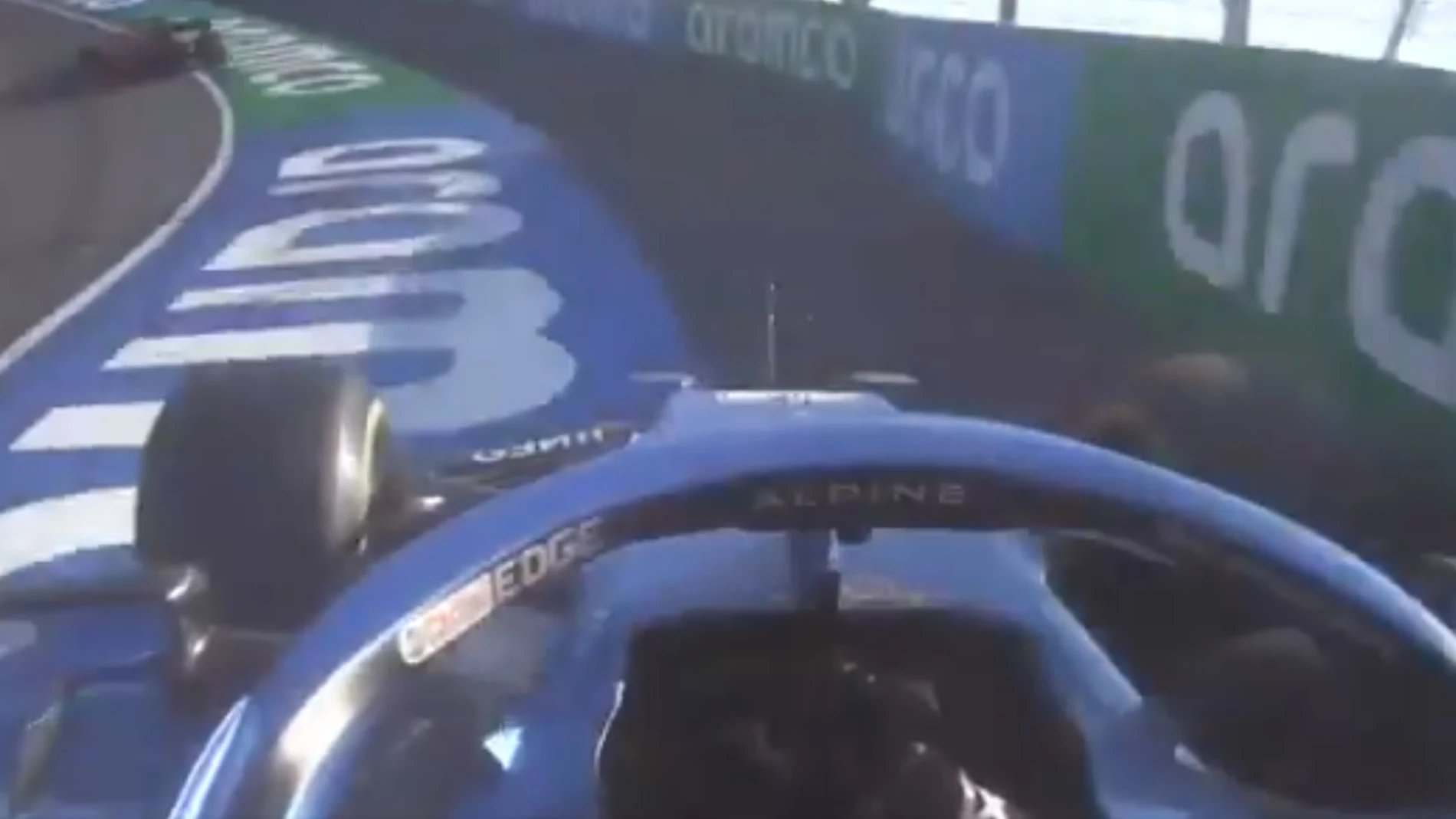 La &quot;suerte&quot; de Fernando Alonso para evitar chocar contra el muro al atacar a Carlos Sainz en la vuelta 70