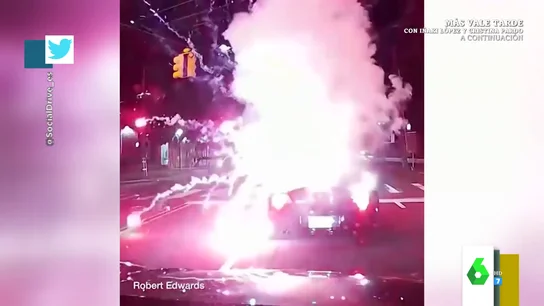 El impactante momento en el que lanzan un petardo a un descapotable antes de que explote sobre el conductor El impactante momento en el que lanzan un petardo a un descapotable antes de que explote sobre el conductor