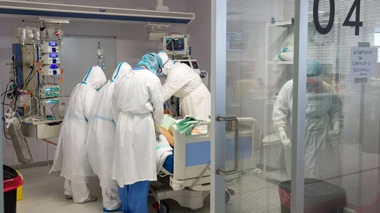 Un paciente de covid es atendido por personal sanitario Un paciente de covid es atendido por personal sanitario