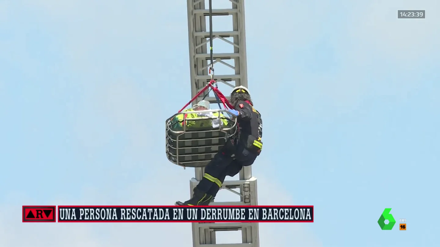Al menos dos heridos tras derrumbarse un edificio en obras en Barcelona Al menos dos heridos tras derrumbarse un edificio en obras en Barcelona