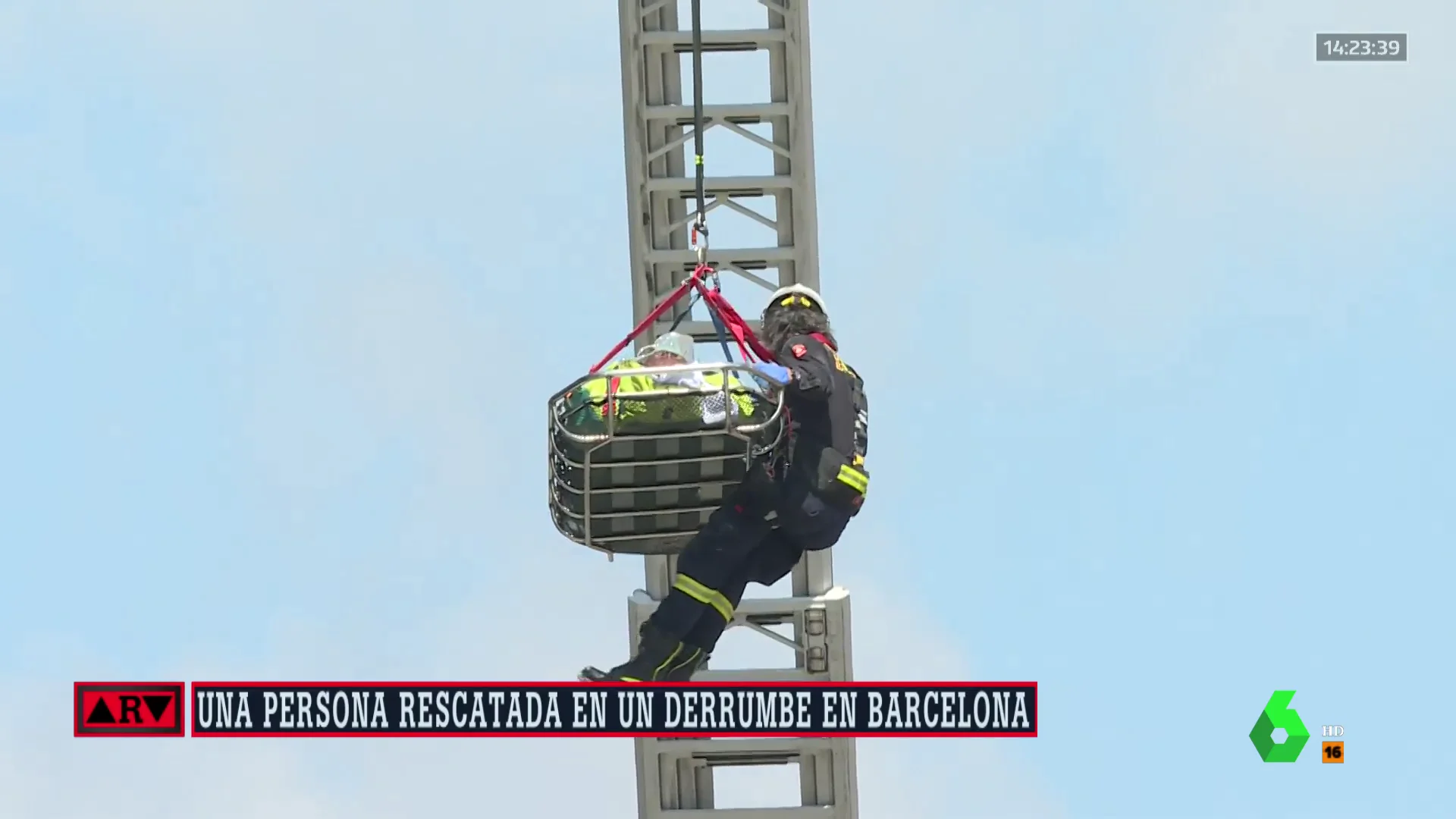 Al menos dos heridos tras derrumbarse un edificio en obras en Barcelona