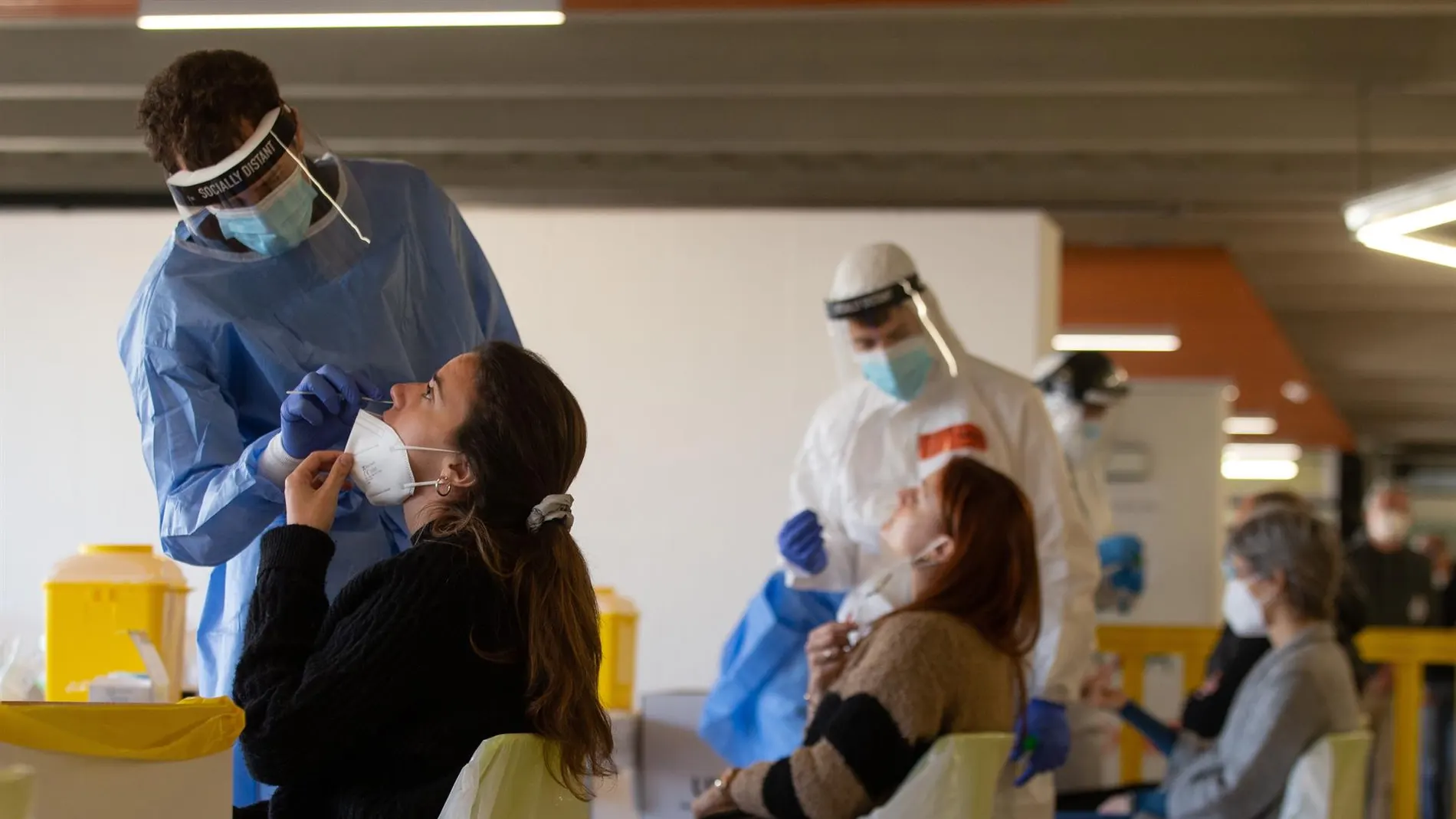 Profesionales sanitarios realizando pruebas de coronavirus
