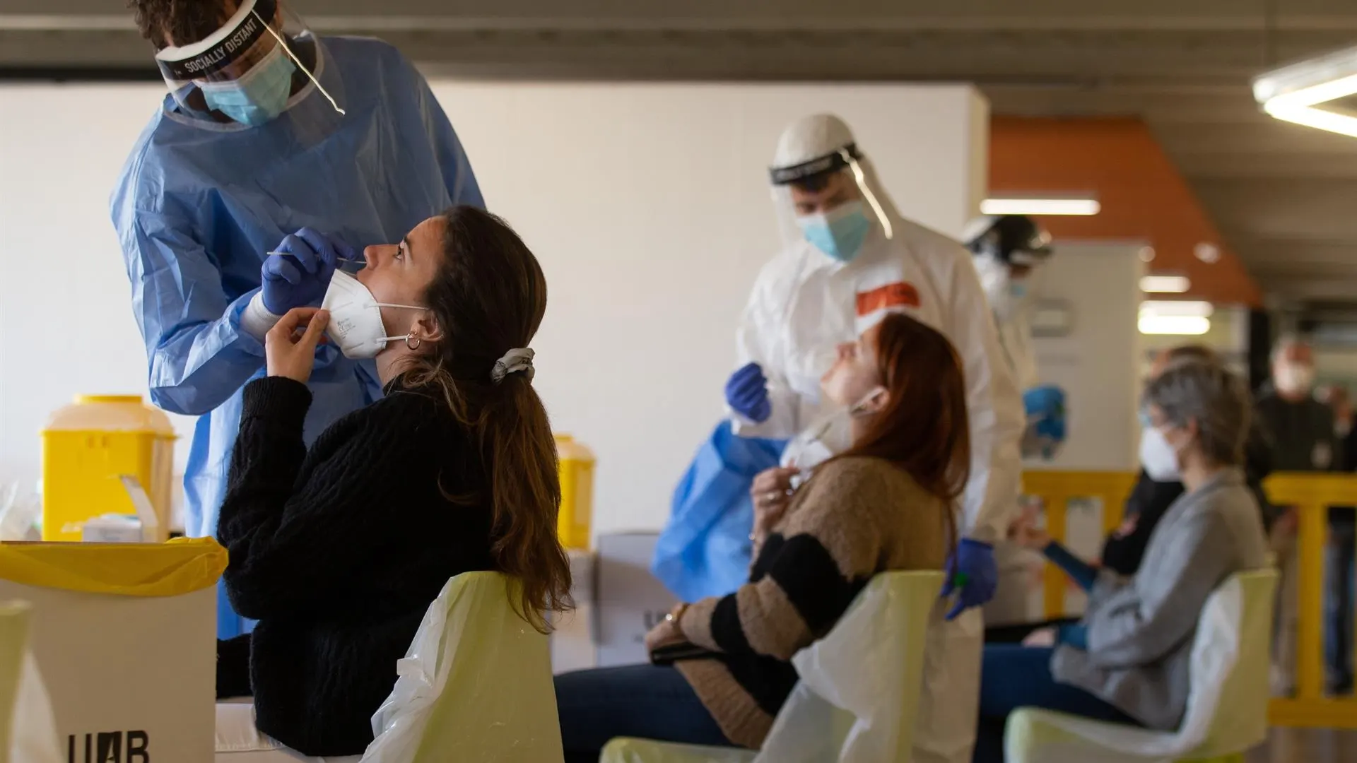 Profesionales sanitarios realizando pruebas de coronavirus