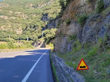 Pronunciado badén en esta carretera de Huesca Pronunciado badén en esta carretera de Huesca