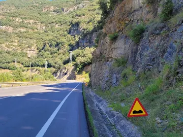 Pronunciado badén en esta carretera de Huesca Pronunciado badén en esta carretera de Huesca