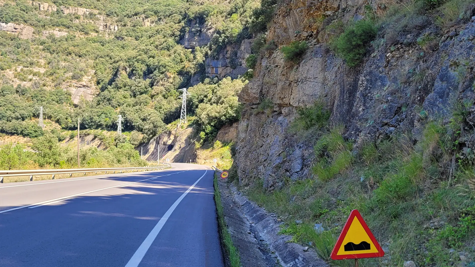 Pronunciado badén en esta carretera de Huesca