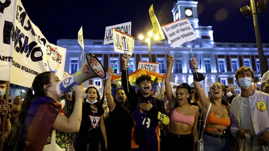 Cientos de jóvenes se concentran en la Puerta del Sol para denunciar las agresiones homófobas Cientos de jóvenes se concentran en la Puerta del Sol para denunciar las agresiones homófobas